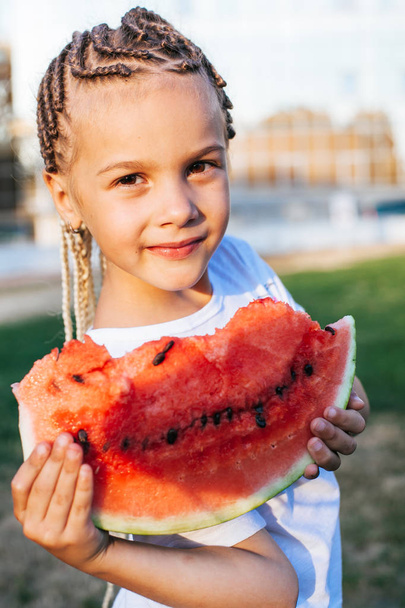 Meisje dat Watermeloen eet - Foto, afbeelding