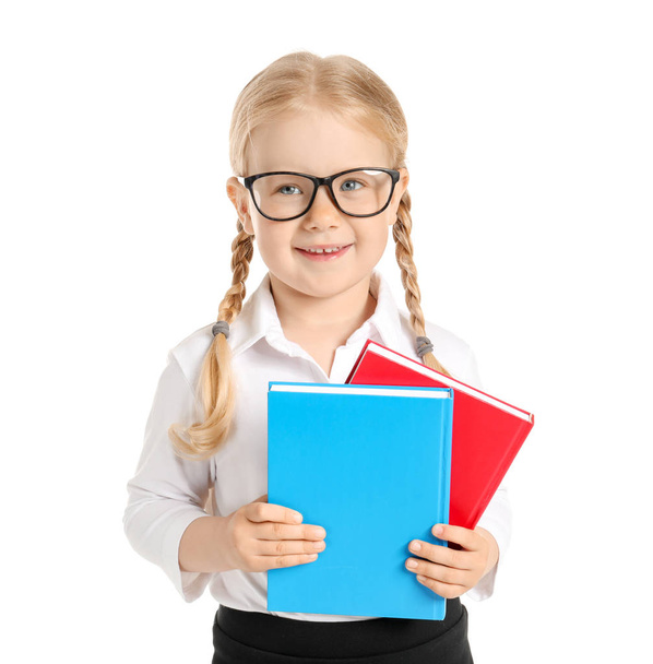 Portréja imádnivaló kis iskoláslány a fehér háttér - Fotó, kép