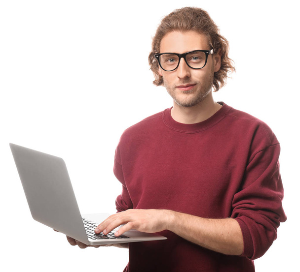 Чоловічий програміст з ноутбуком на білому тлі
 - Фото, зображення