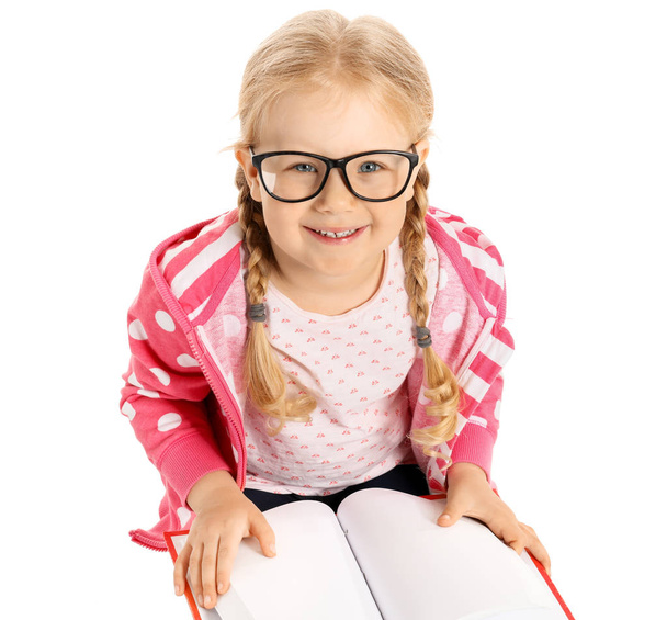 Retrato de adorável menina leitura livro no fundo branco
 - Foto, Imagem