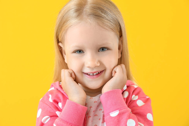 Portrait of adorable little girl on color background - Foto, afbeelding