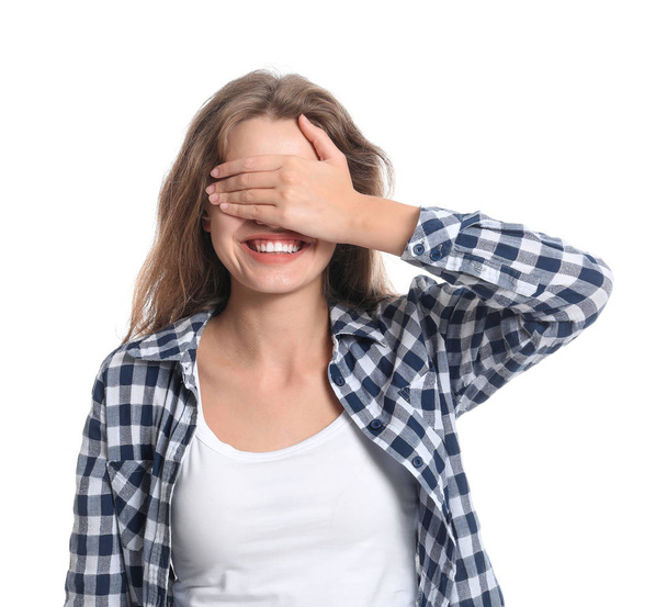 junge Frau bedeckt ihre Augen auf weißem Hintergrund - Foto, Bild