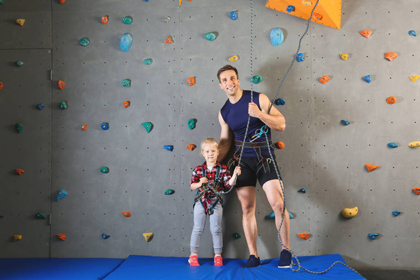 Bambina con istruttore in palestra di arrampicata
 - Foto, immagini
