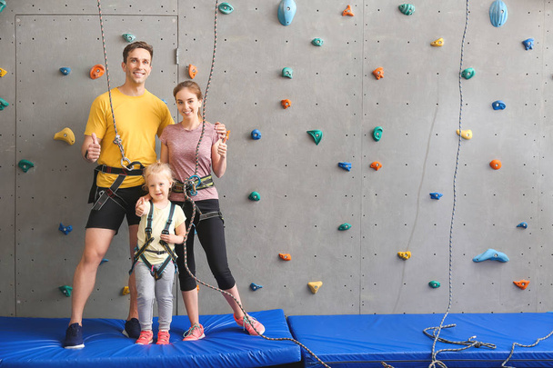Menina com pais no ginásio de escalada
 - Foto, Imagem