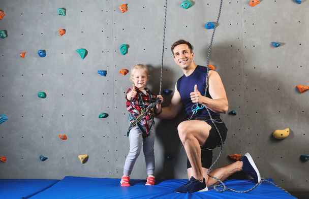 Menina com instrutor no ginásio de escalada
 - Foto, Imagem