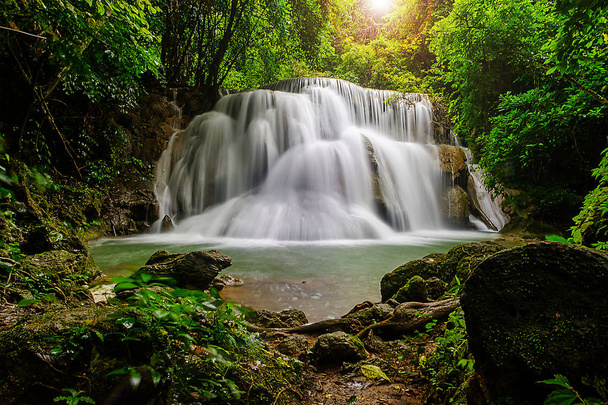 Bella cascata nella foresta del parco nazionale di Huai Mae Kham
 - Foto, immagini