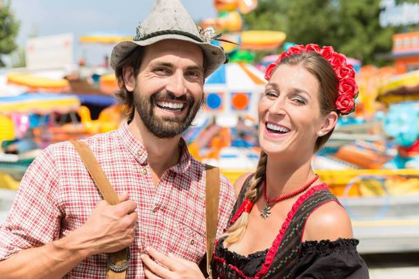 Coppia divertirsi sulla fiera bavarese o Oktoberfest
 - Foto, immagini