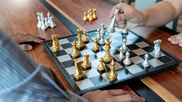 ビジネスマンはチェスボードゲームで王のフィギュアチェックメイトを取ります - 写真・画像