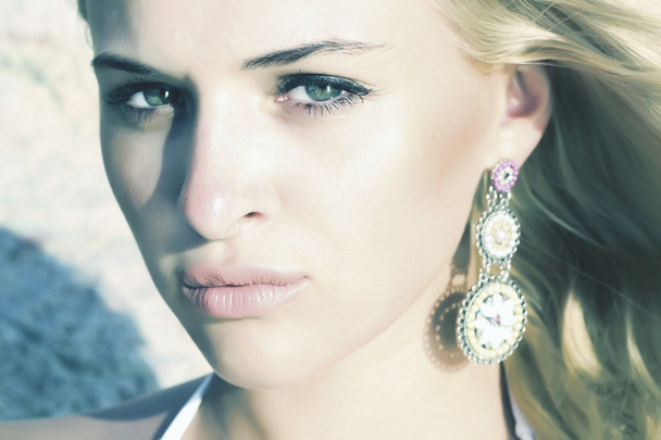 Портрет красивої таємничої блондинки молодої жінки
 - Фото, зображення