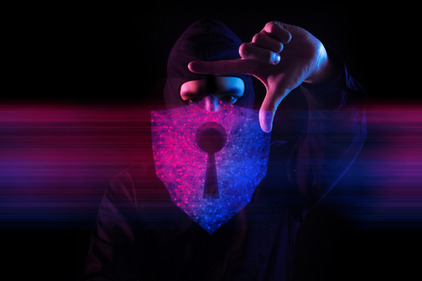 Hacker-Mann-Maske mit Schild Schlüsselloch Anti-Virus-Netzwerk, Robotersystem online, Data Deep Learning, Server Security Hacking, Hologramm ui ai - Foto, Bild