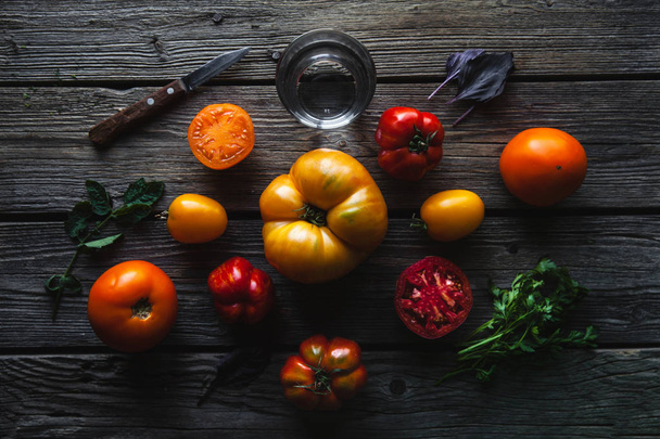Tomates vermelhos maduros em um fundo de madeira, comida saudável, legumes
 - Foto, Imagem