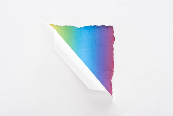 papel rasgado e rolado branco sobre fundo multicolorido
 - Foto, Imagem