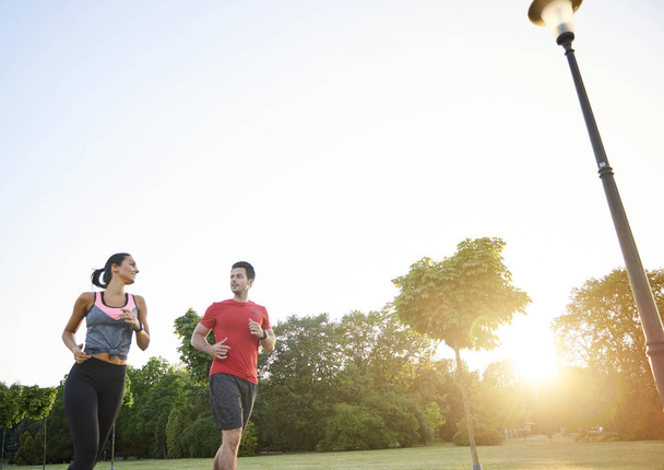  Fare jogging con il partner è più facile
  - Foto, immagini