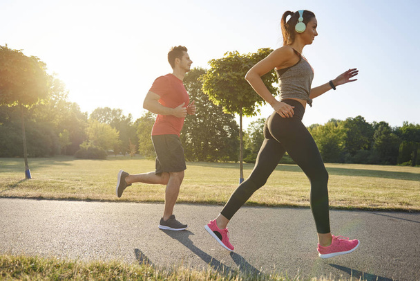Fare jogging con il partner è più piacere
  - Foto, immagini