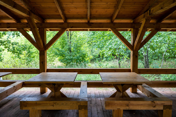 Wooden Shelter With Tables in Park - Foto, Imagem