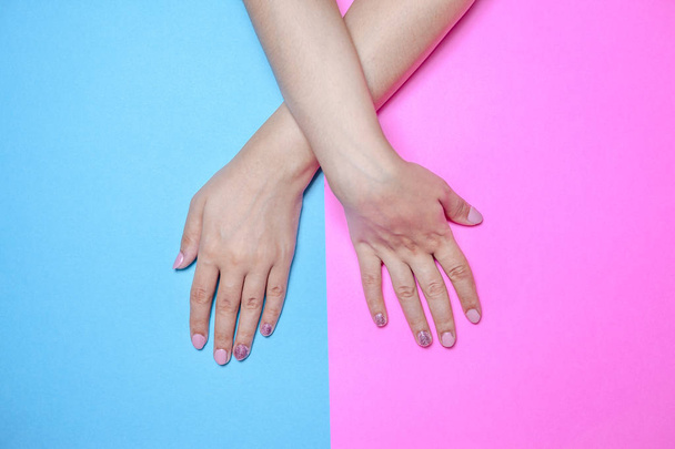Manikür işleminden sonra dişi elleri. Tırnak cilası sanat veya gomalak kavramı - Fotoğraf, Görsel