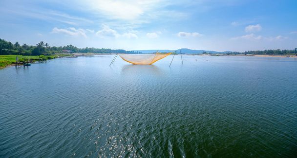 Транспортні засоби, такі як копит або підйомне сітка використовуються для риболовлі в районі бухти в центрі В'єтнаму - Фото, зображення