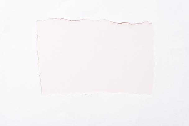 béžová barevná tapetu na bílém potrhané papírové díře - Fotografie, Obrázek
