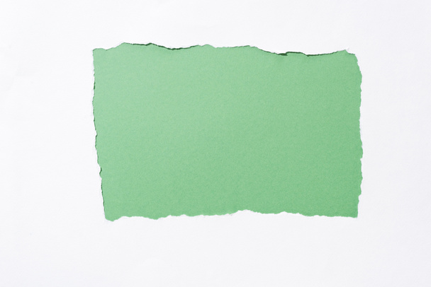 grün bunten Hintergrund in weißen zerrissenen Papierloch - Foto, Bild