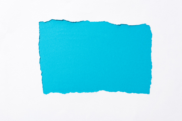 modrá barevná barva pozadí na bílém roztrhané papírové díře - Fotografie, Obrázek