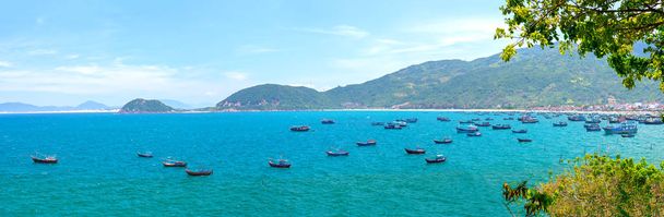 フーイェンの美しいブンロ湾の漁船, ベトナム - 写真・画像