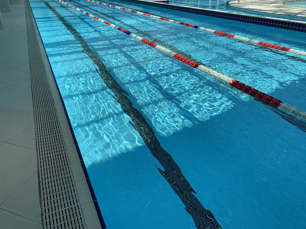Полосы соревновательного бассейна. бассейн в спа-центре отеля
 - Фото, изображение