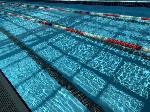 Λωρίδες από μια πισίνα διαγωνισμού. πισίνα στο κέντρο σπα του ξενοδοχείου - Φωτογραφία, εικόνα