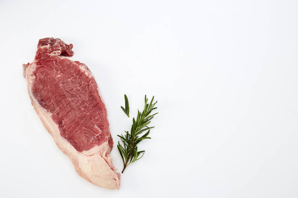 rohes Steak mit Gewürz auf weißem - Foto, Bild