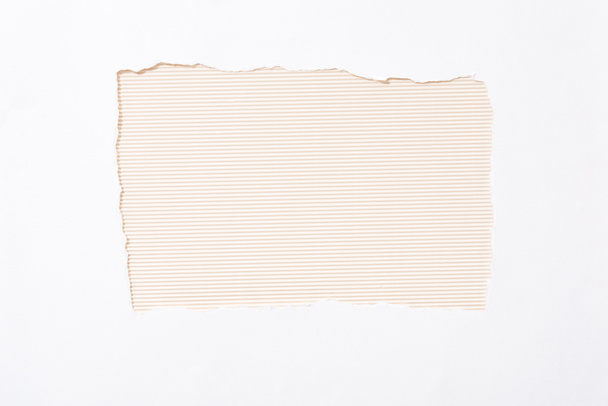 béžová proužkované barevné pozadí v otvoru v bílém roztrhaném papíru - Fotografie, Obrázek