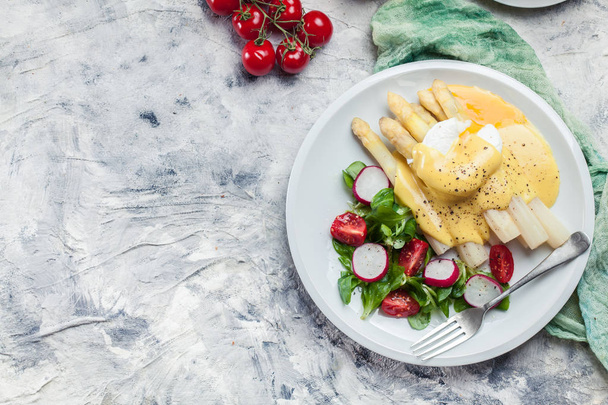 White asparagus with poached egg - Foto, afbeelding