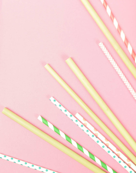 Многоразовые бамбуковые соломинки в качестве альтернативы одноразовым пластиковым соломинкам
 - Фото, изображение