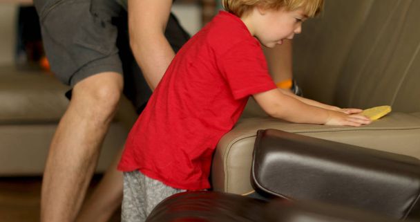 Χαριτωμένο αγόρι παίζοντας με τον καναπέ με το γονέα - Φωτογραφία, εικόνα