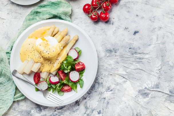White asparagus with poached egg - Foto, imagen