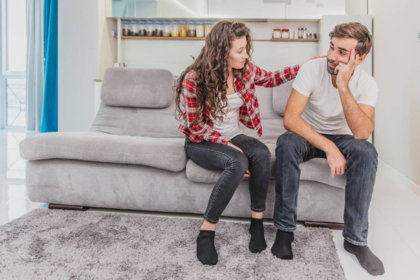 Couple argue. The wife shouted to her desperate husband, sitting on the couch in the living room at home. A man does not look at his wife. - Foto, Imagen