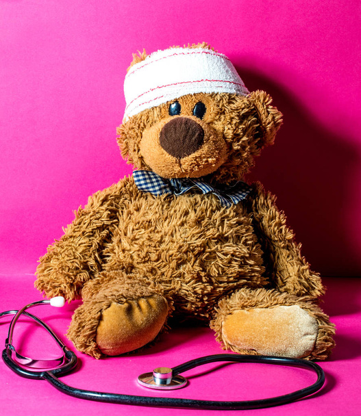 teddy bear with bandage and stethoscope for child medical education - Foto, Imagem