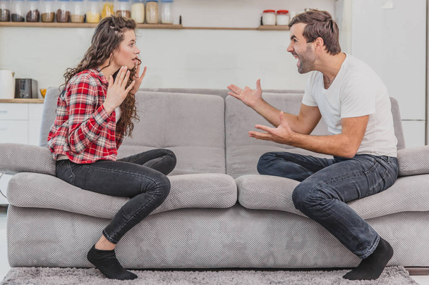 Las emociones negativas son un par de conceptos. Un esposo y una esposa, afirmando y gritando parejas expresivas y emocionales teniendo una discusión o pelea en casa
. - Foto, Imagen