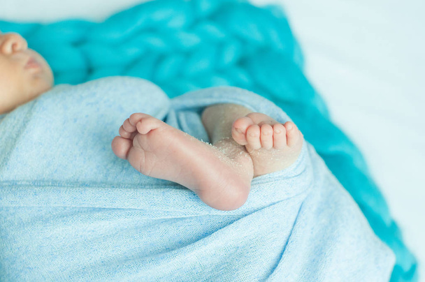 malá noha novorozence - Fotografie, Obrázek