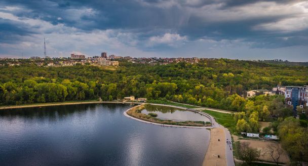 Vzdušný panoramatický záběr z Chisinau City s parkem Valea Morilor.  - Fotografie, Obrázek