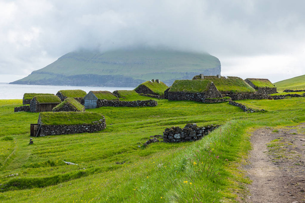 Vista del pueblo pesquero en la isla de Koltur. Islas Feroe. Verde r
 - Foto, imagen