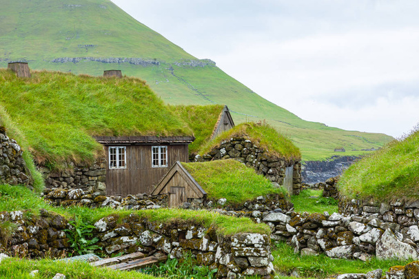 Vista del villaggio di pescatori nell'isola di Koltur. Isole Faroe. Verde r
 - Foto, immagini