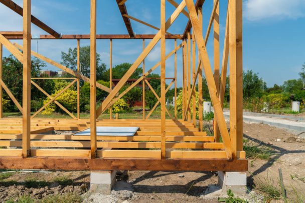 una casa de verano de madera se construye en una finca
 - Foto, imagen