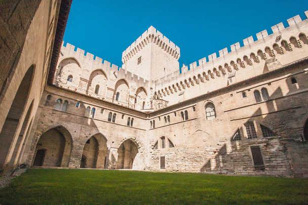 Avignon, Provence / Frankrijk - 27 september 2018: Gotische middeleeuwse stijl van het pauselijk paleis - Foto, afbeelding