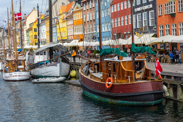 Kopenhaga, Dania-lipiec 02, 2019: malowniczy widok letni Nyhav - Zdjęcie, obraz