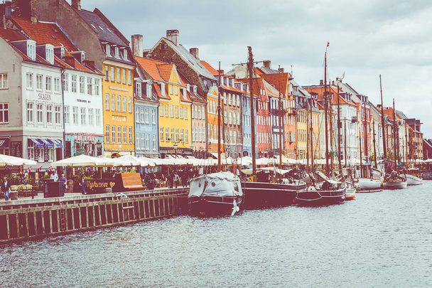 Kodaň, Dánsko-červenec 02, 2019: vyhlídkový letní výhled na Nyhav - Fotografie, Obrázek