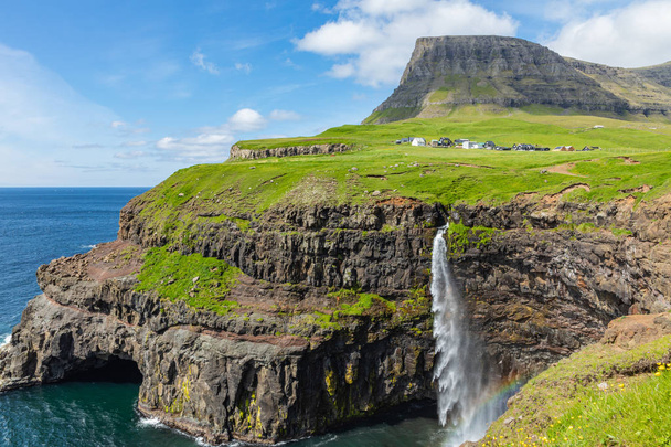 Cachoeira Mulafossur na aldeia de Gasadalur nas Ilhas Faroé, Nort
 - Foto, Imagem