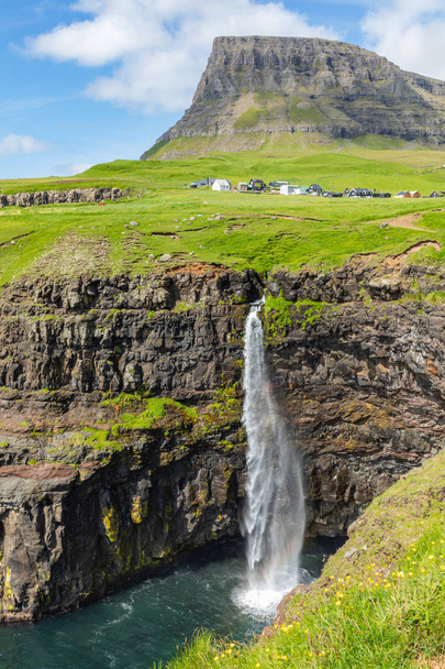 Vodopád mulafossur ve vesnici Gasadalur na Faerských ostrovech, Nort - Fotografie, Obrázek