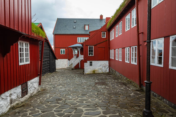 Stare Miasto stolicy Tórshavn. Typowe domy z torfem r - Zdjęcie, obraz
