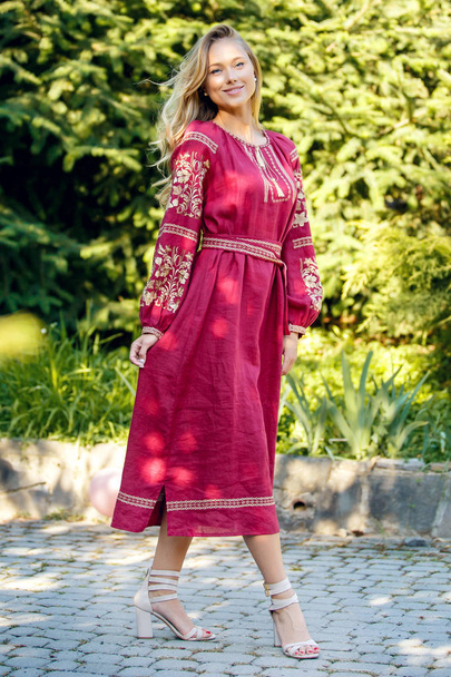 schöne blonde ukrainische Mädchen mit blauen Augen in Volkskleidung. Boho-Stil in Mode. traditioneller und naturnaher Stil. Nationales Aussehen - Foto, Bild