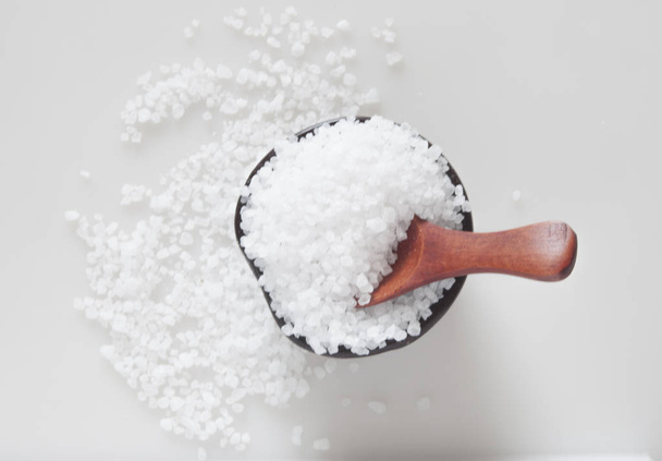 Большая белая морская соль в миске
 - Фото, изображение