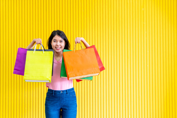 Asian woman holding shopping bags - Fotoğraf, Görsel